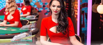 မြန်မာ မိုဘိုင်းဘဏ်ကင် KBZPay Wave Money AYA Pay ငွေလွှဲနေသောမြင်ကွင်း